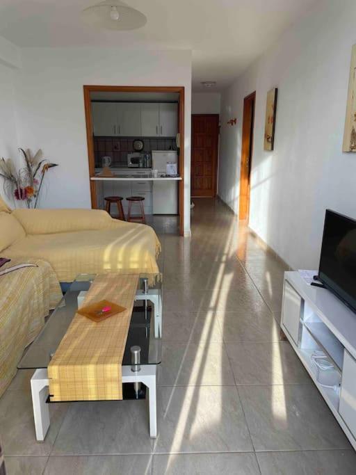 1 Bedroom Apartment With Stunning Sea View 아로나 외부 사진